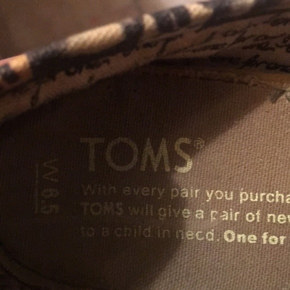 TOMS - Picture 3 of 5